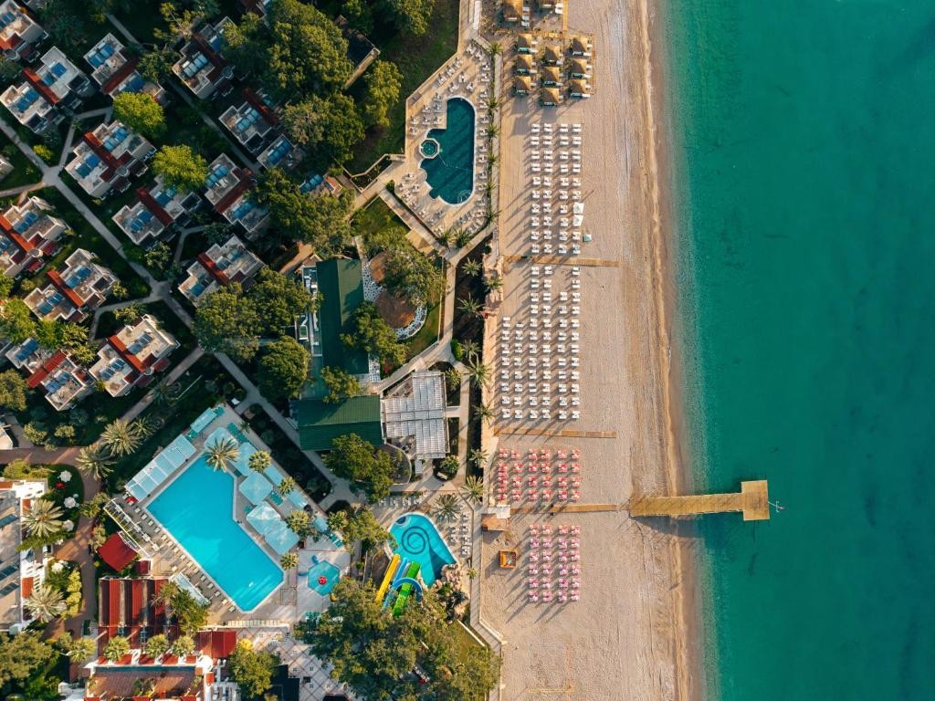 PIRATES BEACH CLUB
