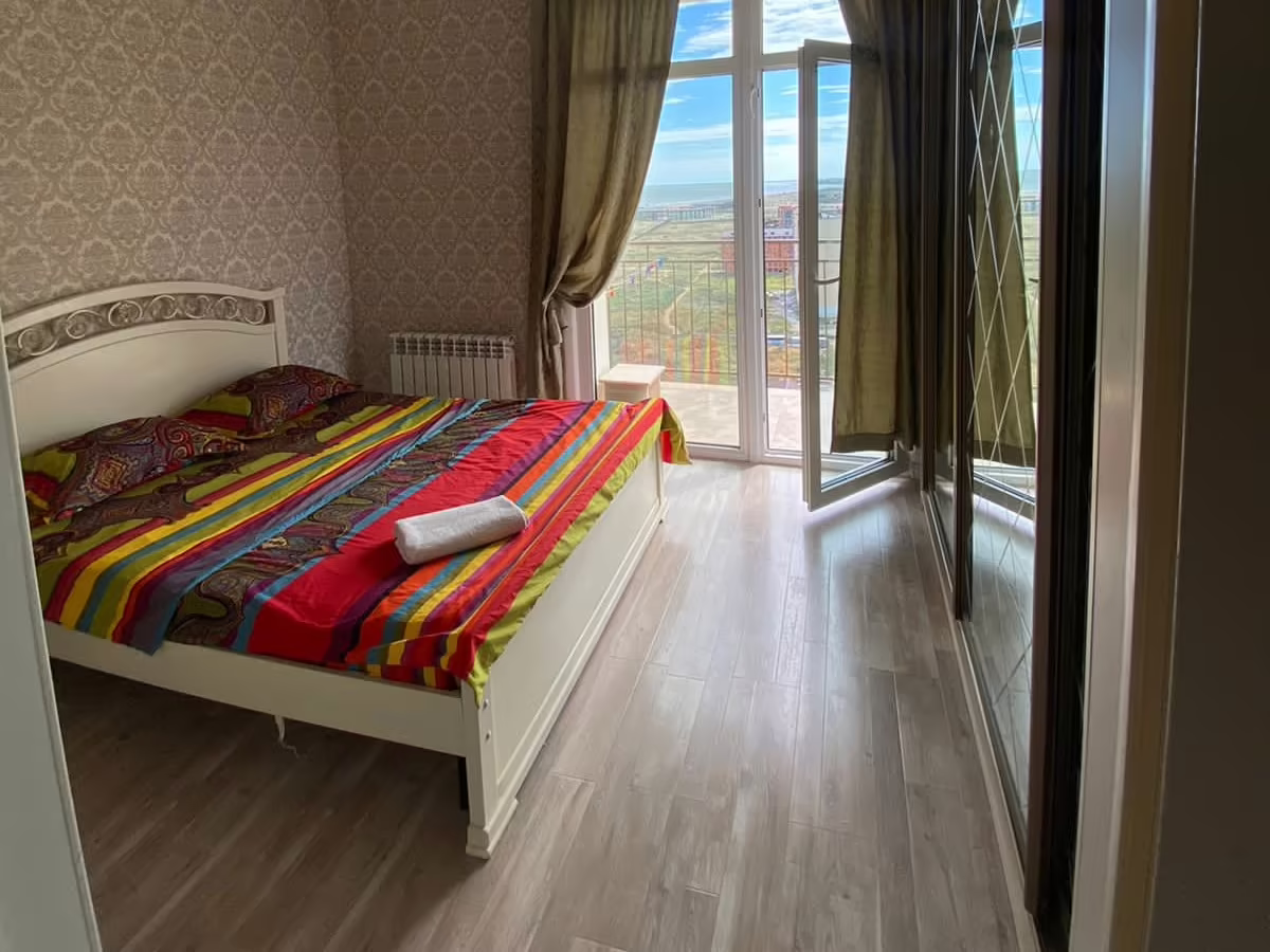 APARTRU (АПАРТРУ) НА УЛИЦЕ ВРЕМЕНА ГОДА