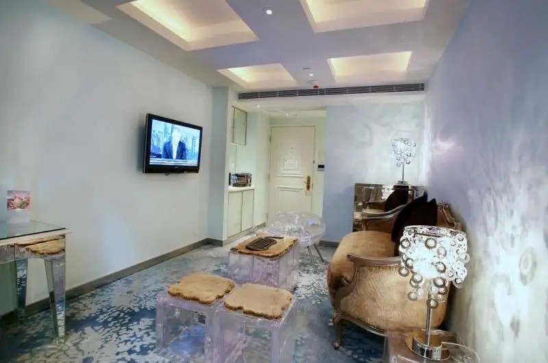 THE LUXE MANOR