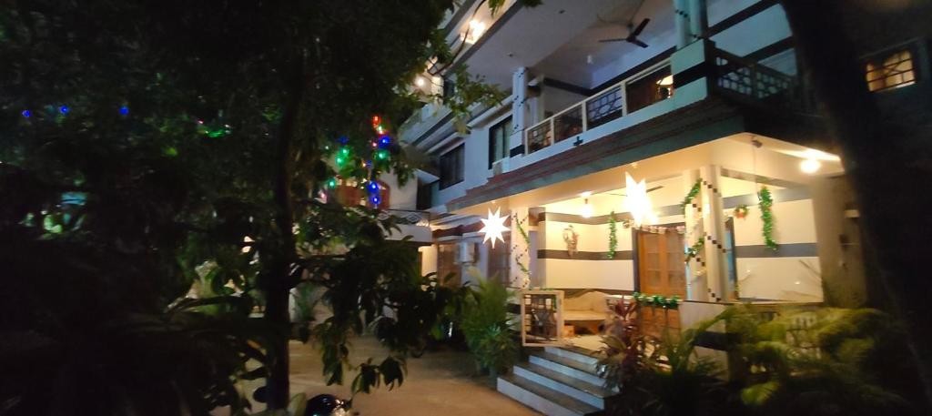 LITTLE NEST HOTEL