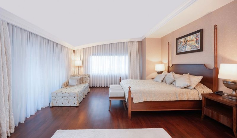 king suite with jacuzzi and pool