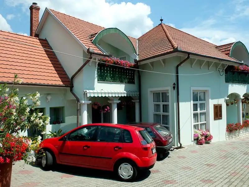 ESZTER IVAN APARTMENTS