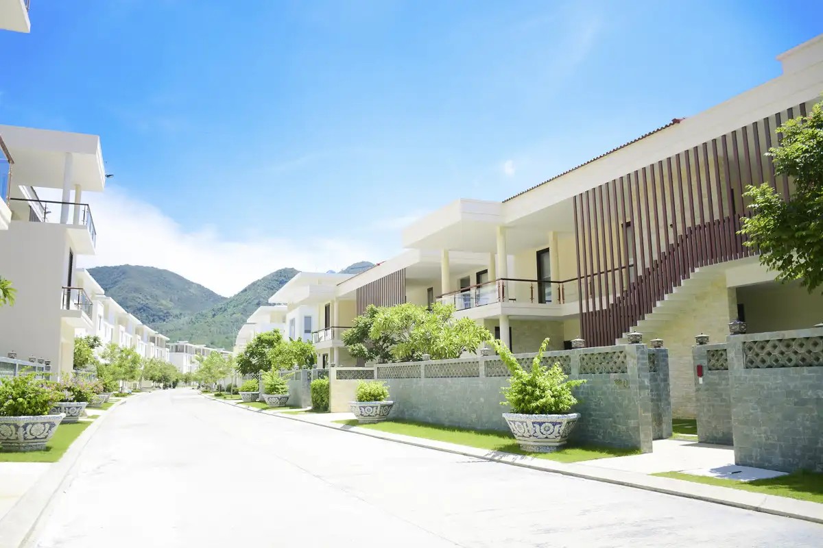 DIAMOND BAY GOLF & VILLAS