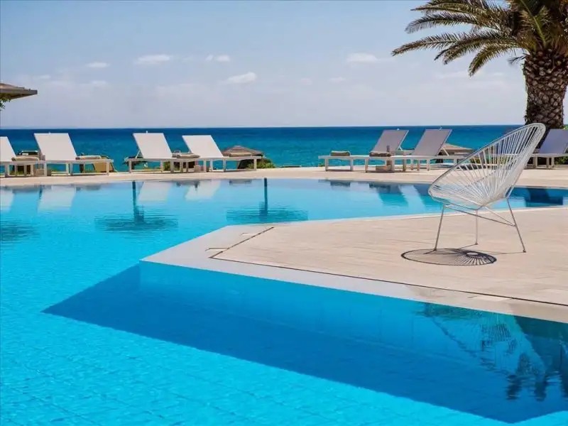 THE BAY HOTEL & SUITES