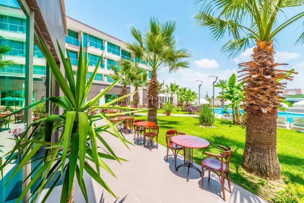LOWE HOTEL