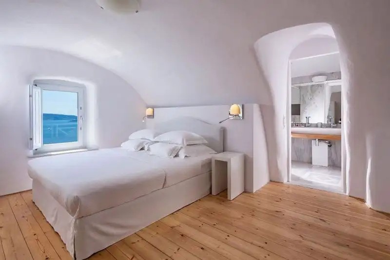 CANAVES OIA HOTEL