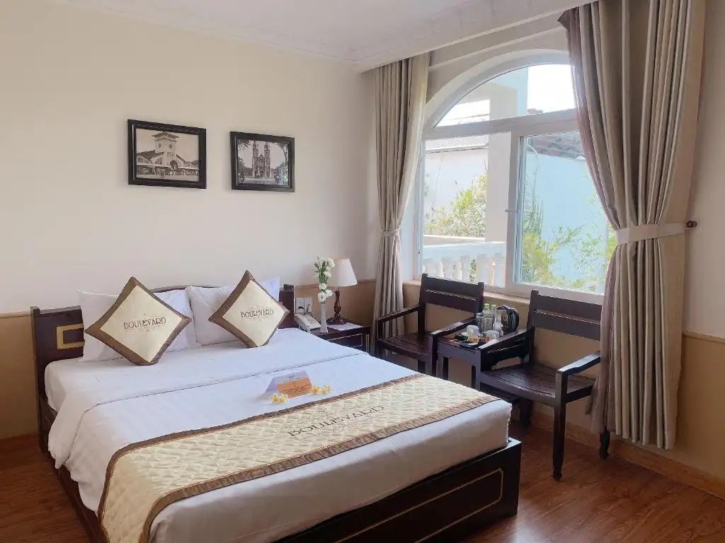 BOULEVARD HOTEL