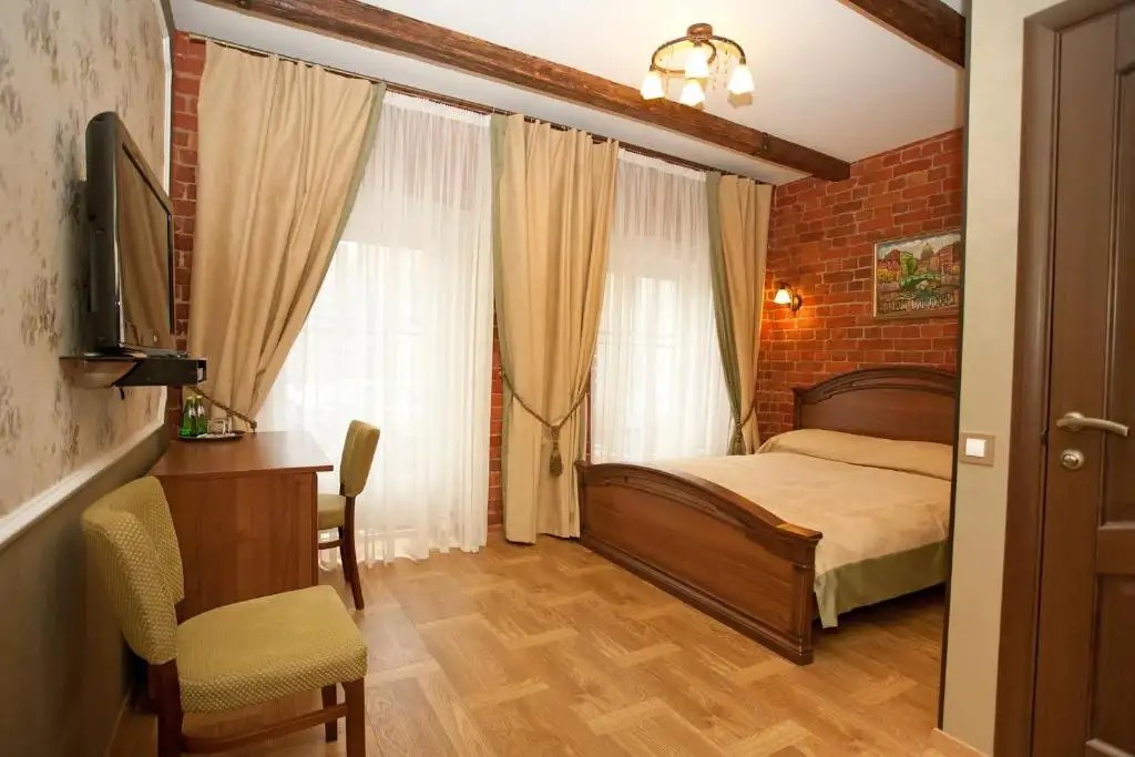CASTLE HOTEL