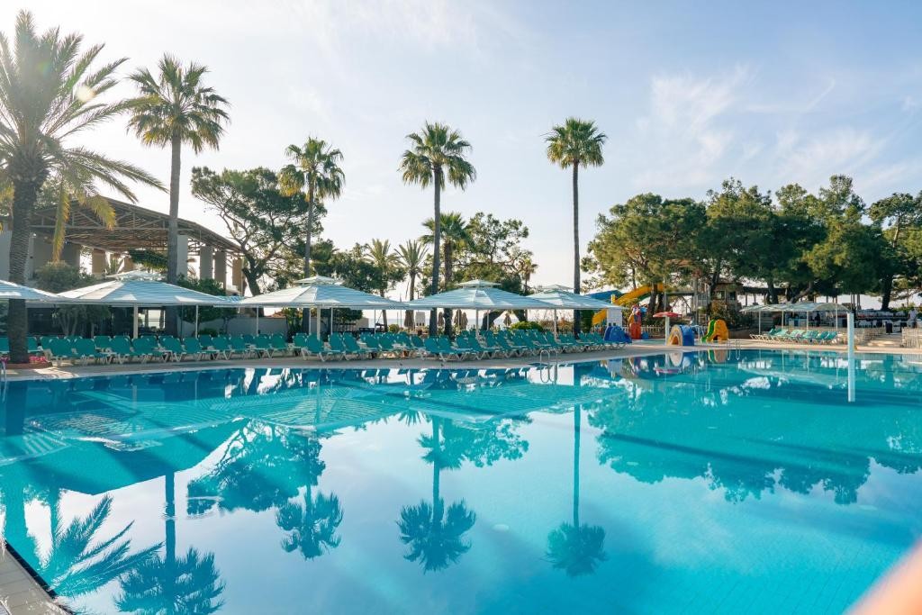 PIRATES BEACH CLUB