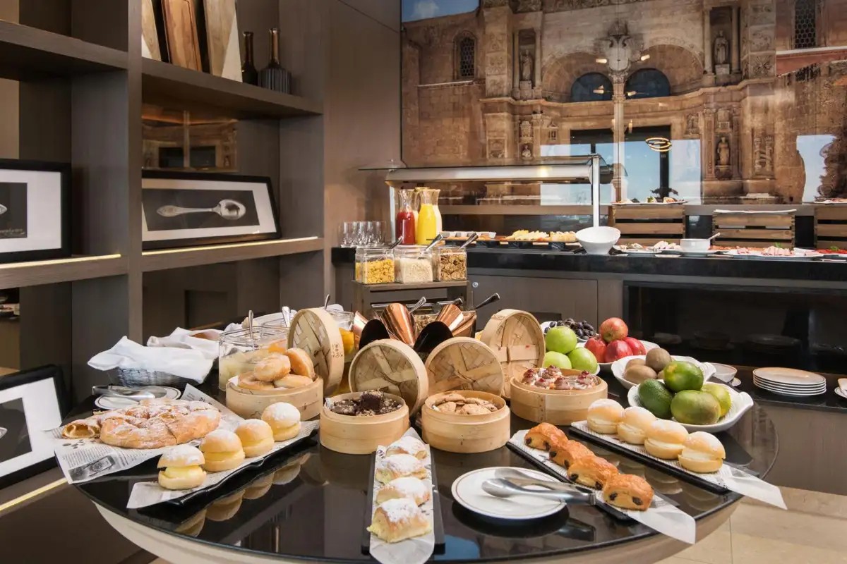 EL EMBAJADOR A ROYAL HIDEAWAY HOTEL (EX. OCCIDENTAL)