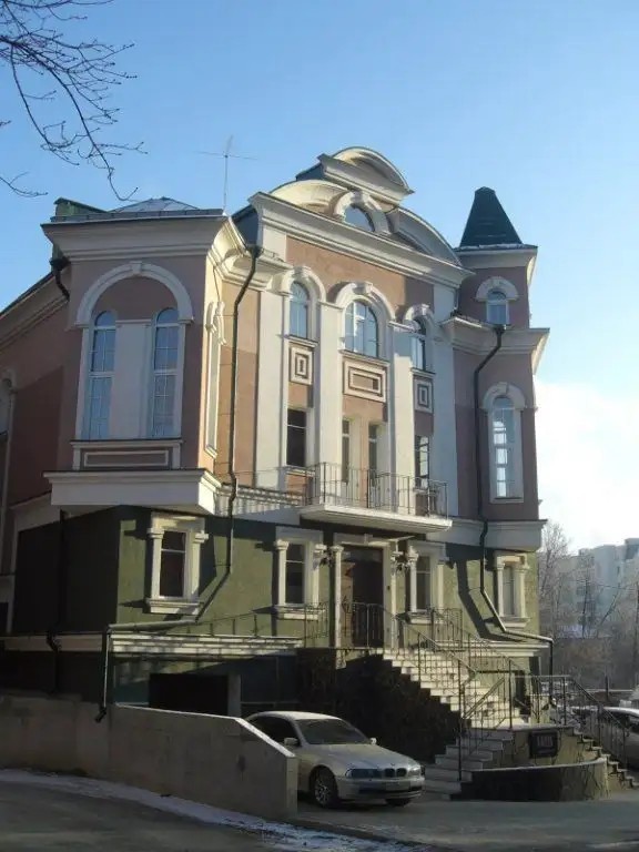 HOUSE HILLS