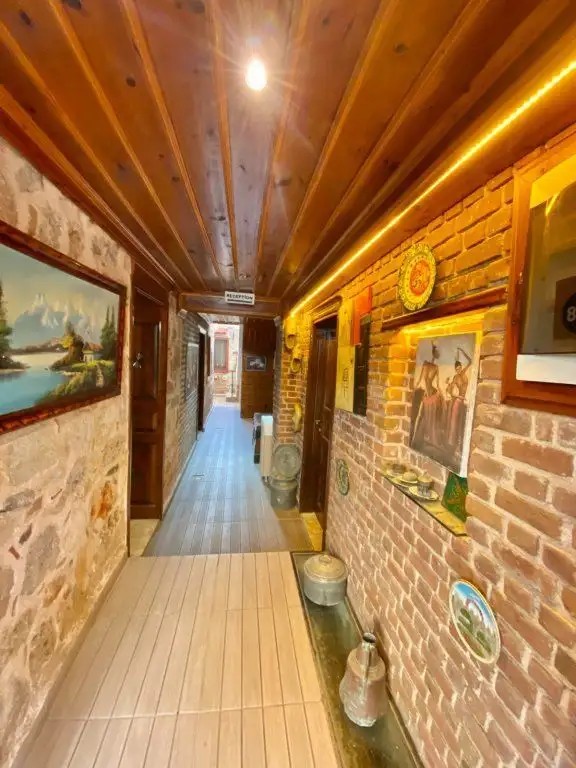 FAMOUS FAMILY HOTEL