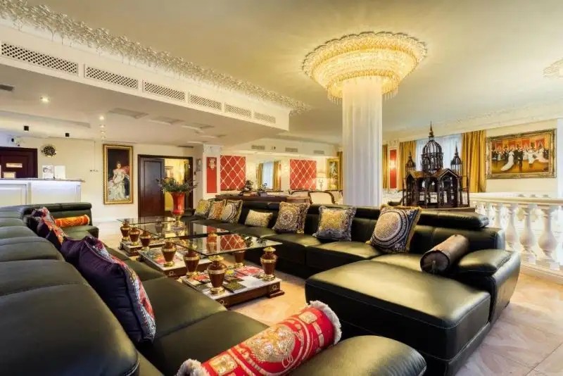 THE GOLDEN ROOMS