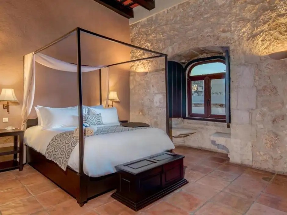 HOSTAL NICOLAS DE OVANDO 