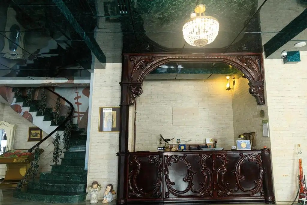 WINE PALACE