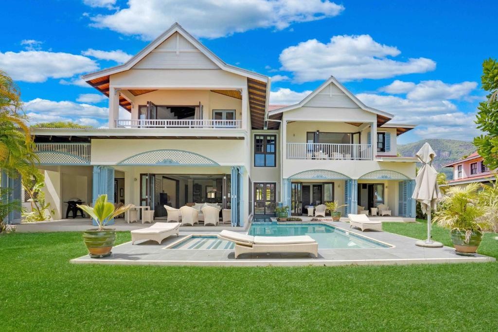 EDEN ISLAND LUXURY ACCOMMODATION
