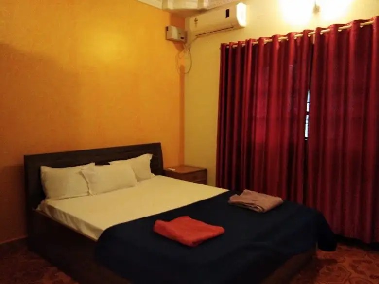 HILLS DEN GUEST HOUSE
