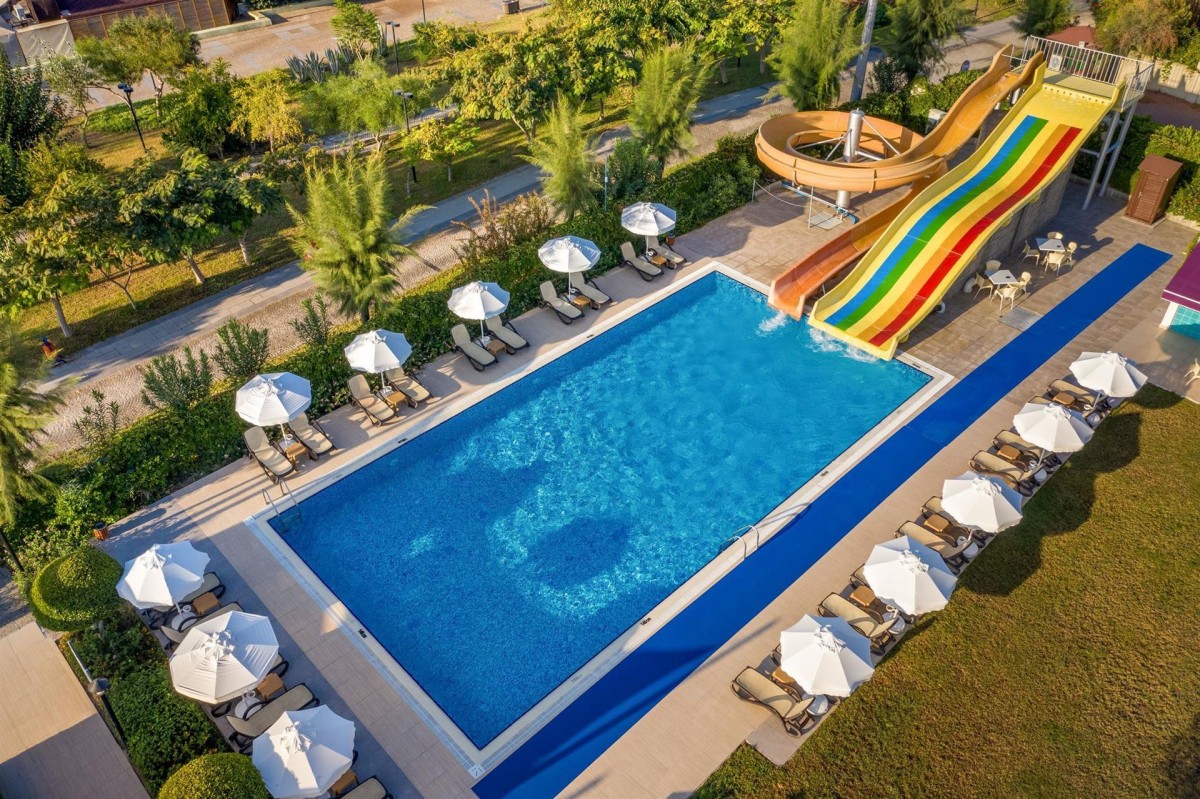 COMMODORE ELITE SUITES & SPA ADULTS ONLY 18+