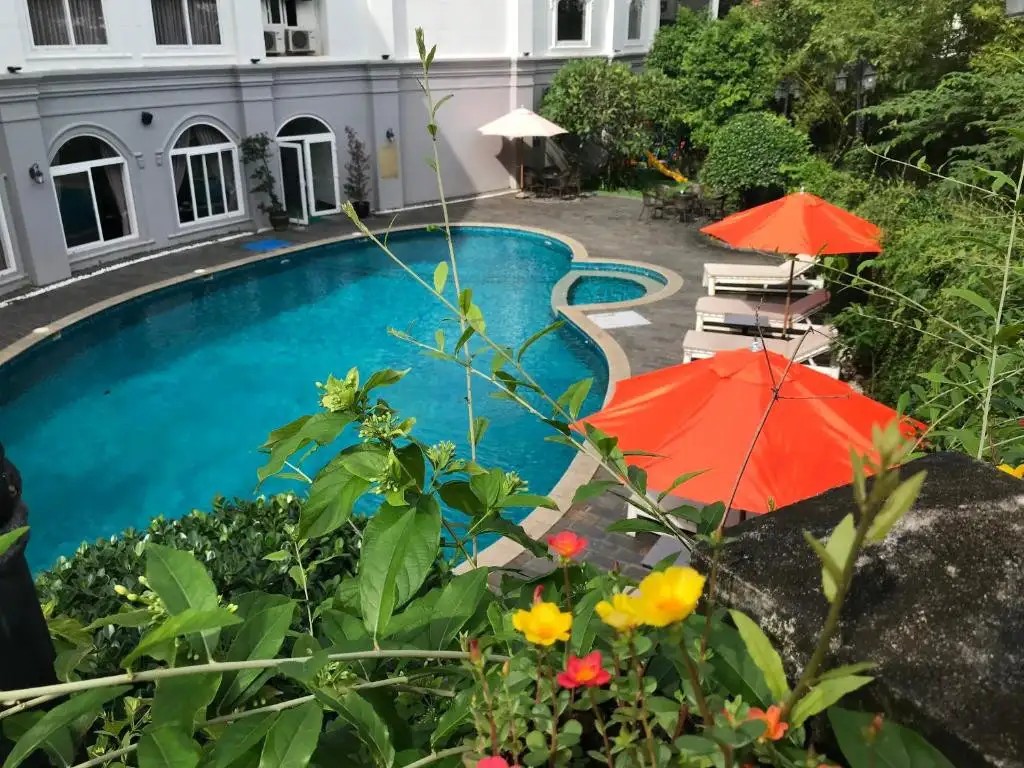 BOULEVARD HOTEL