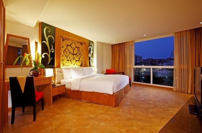 deluxe suite pool view
