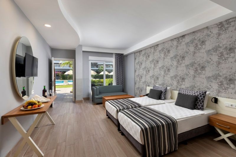 deluxe pool suite