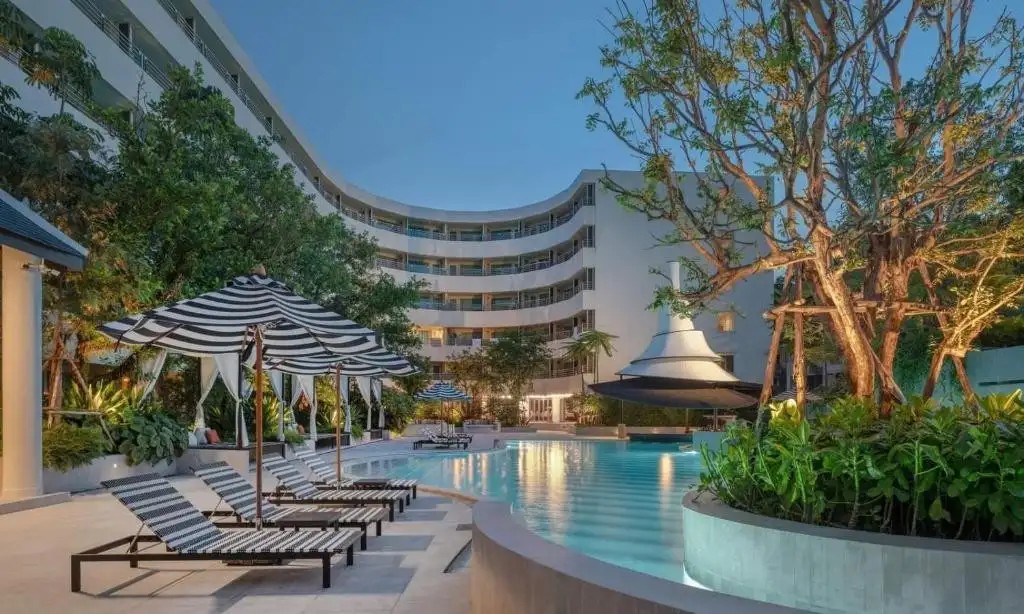 THE ROYAL PARADISE