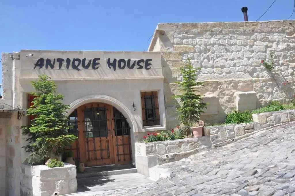 ANTIQUE HOUSE