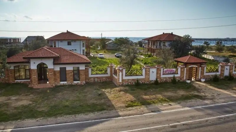 КАРАВАН-САРАЙ МЕЖВОДНОЕ