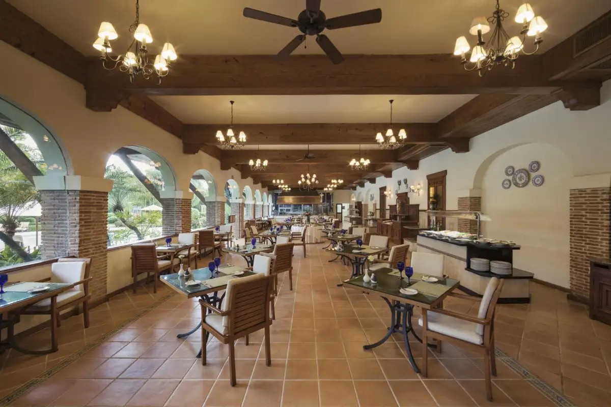 EL EMBAJADOR A ROYAL HIDEAWAY HOTEL (EX. OCCIDENTAL)