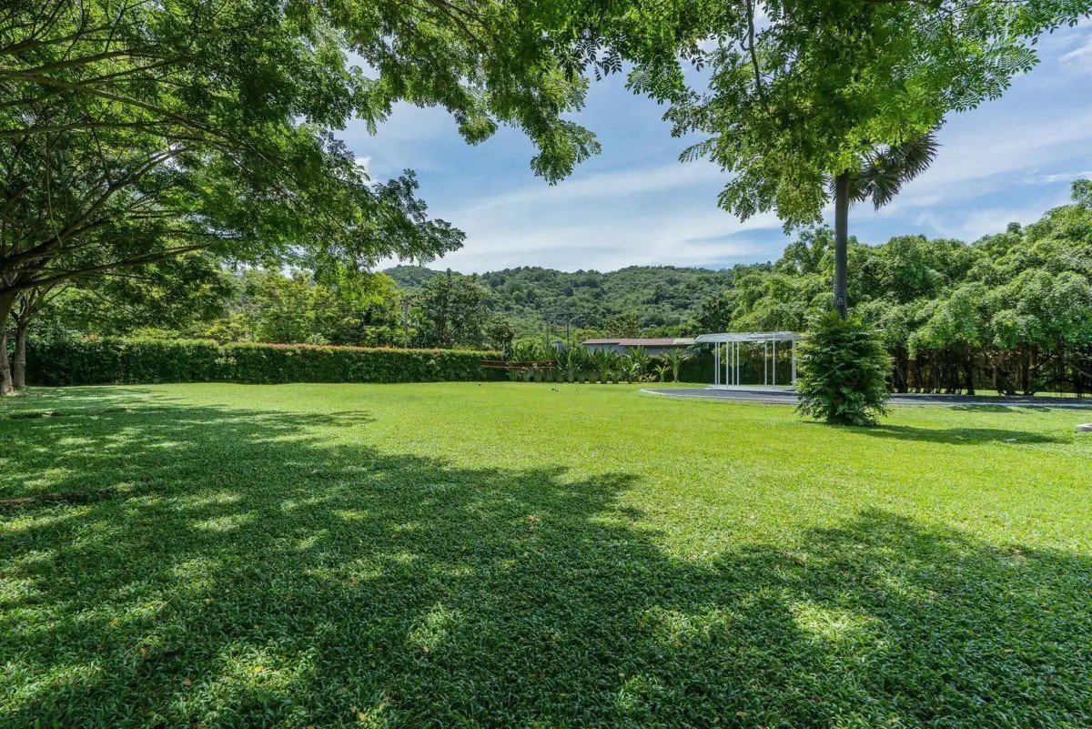 NAITHONBURI BEACH RESORT