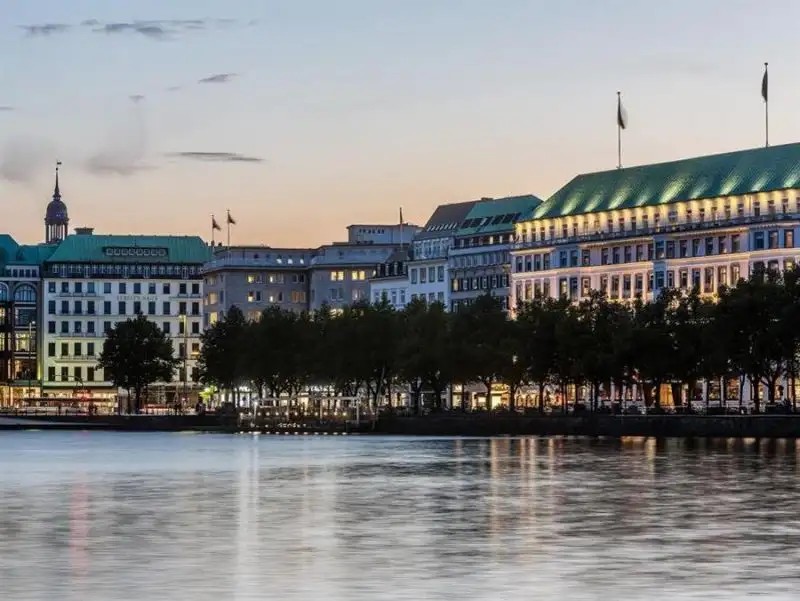 FAIRMONT HOTEL VIER JAHRESZEITEN