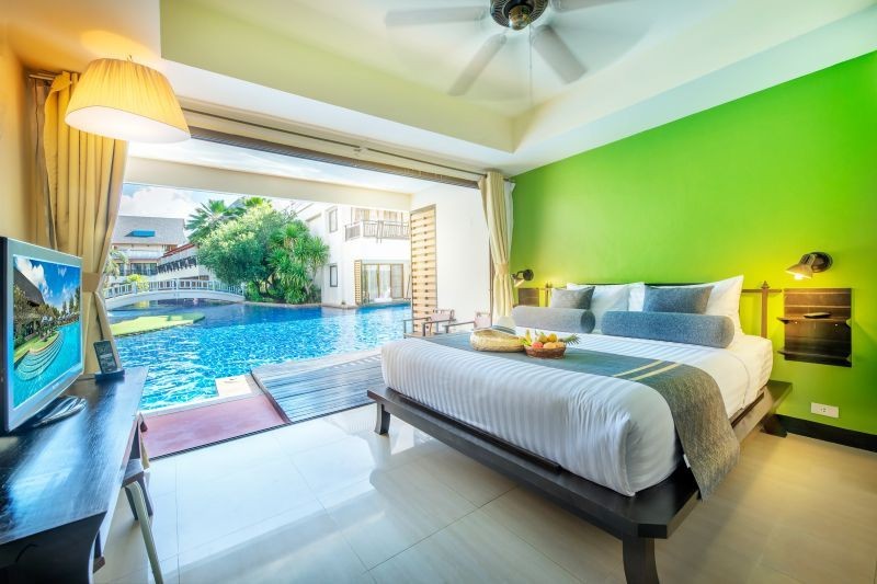 gold suite pool access