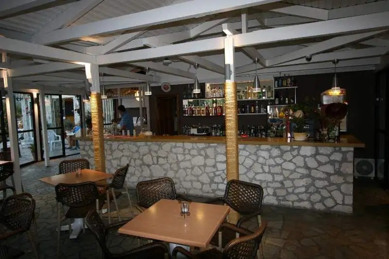 VILLAGE INN STUDIOS & FAMILY APART