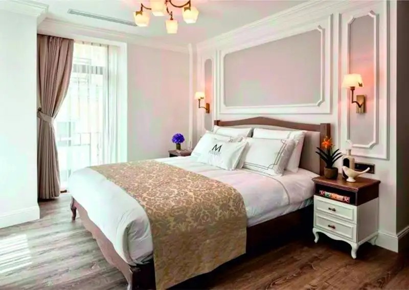 MIRRORS HOTEL