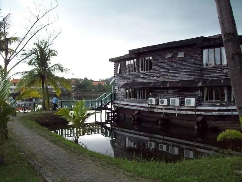 AUNCHALEENA BEACH FRONT RESORT