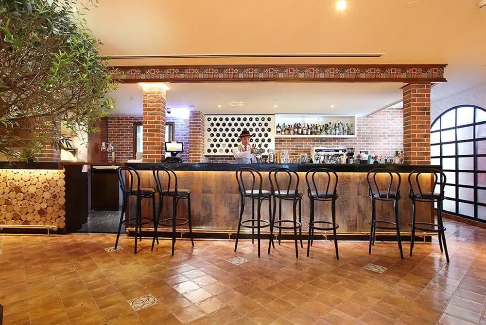 METROPOLITAN SHEIKH ZAYED ROAD