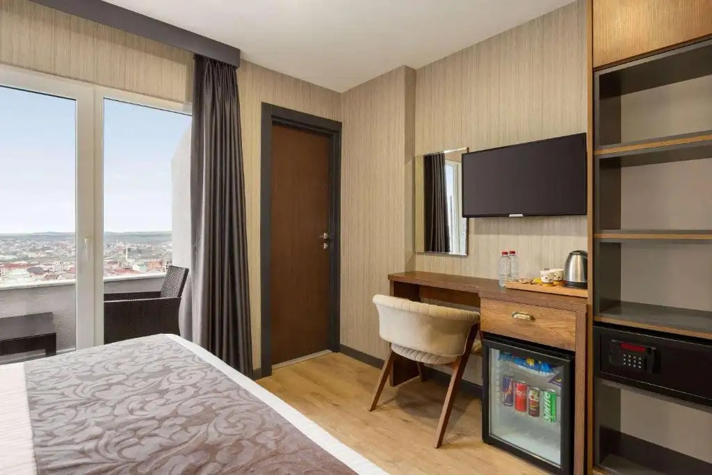 OPERLA AIROPORT HOTELS TRANDEMARK COLLECTION BY WYNDHAM