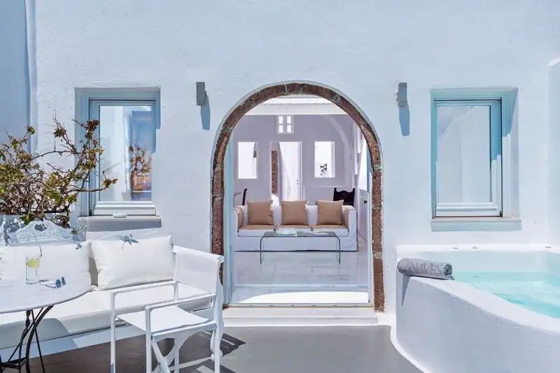 CANAVES OIA HOTEL