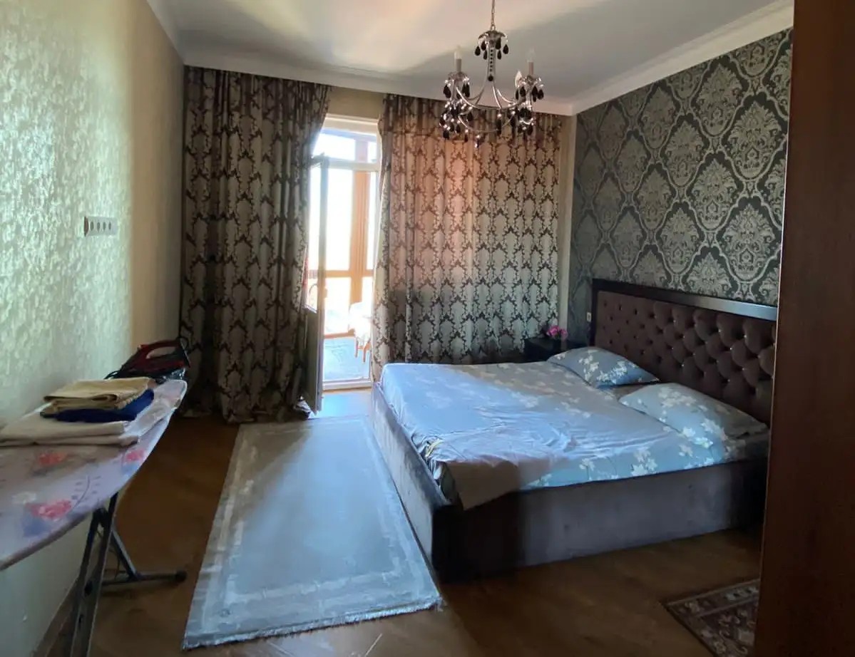 APARTRU (АПАРТРУ) НА УЛИЦЕ ВРЕМЕНА ГОДА