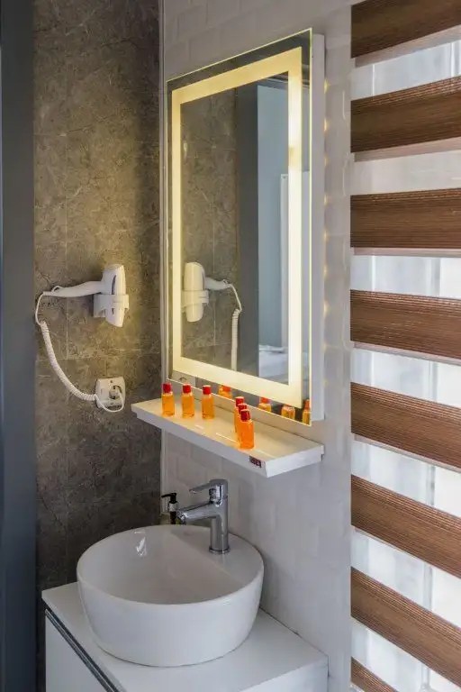 CORNER PARK SUITES