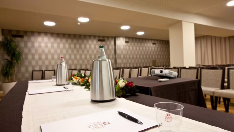 BREAKING BUSINESS HOTEL