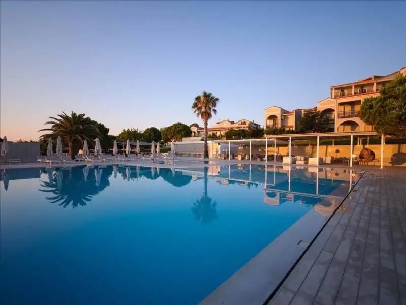 THE BAY HOTEL & SUITES