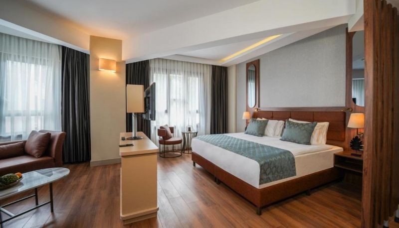 suite with bathtub
