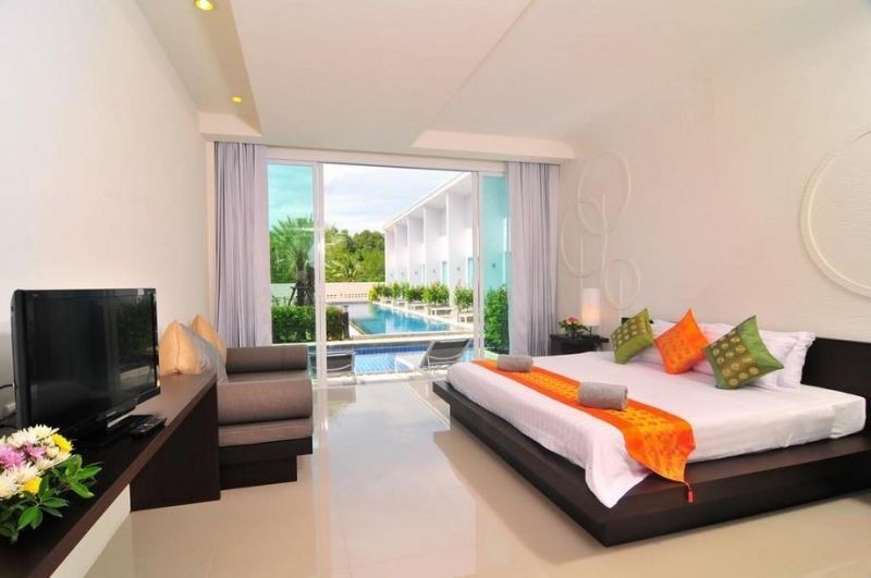deluxe pool access 