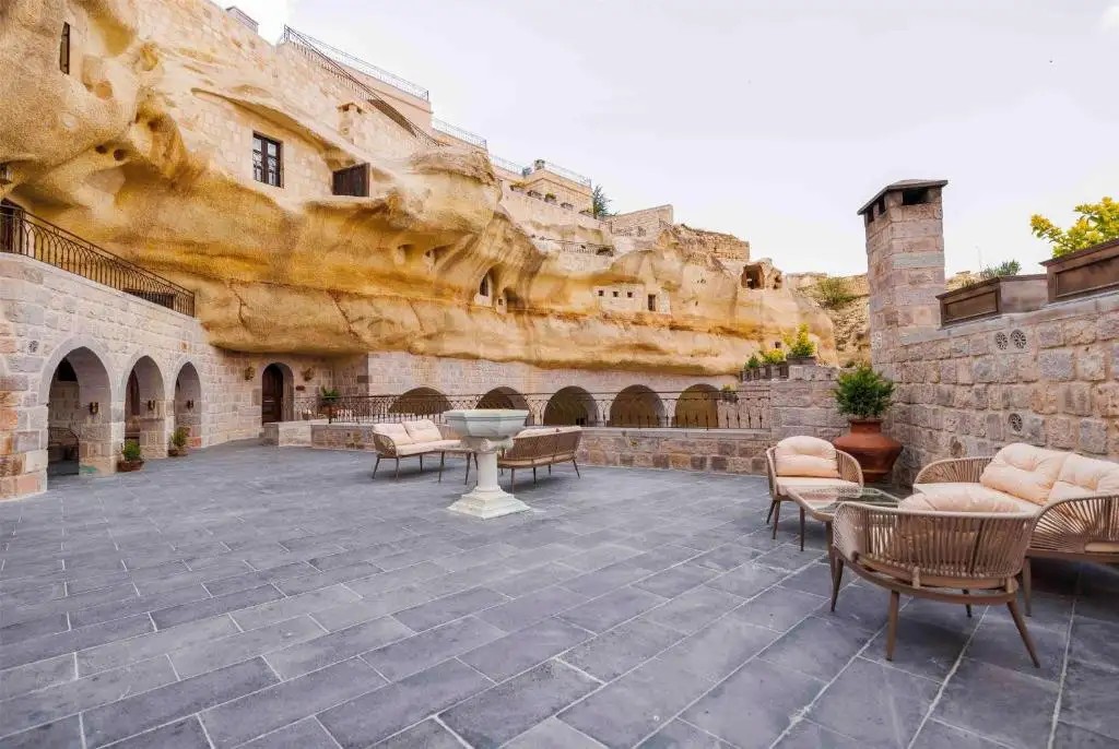 SIGNATURE CAVE PREMIUM SUITES