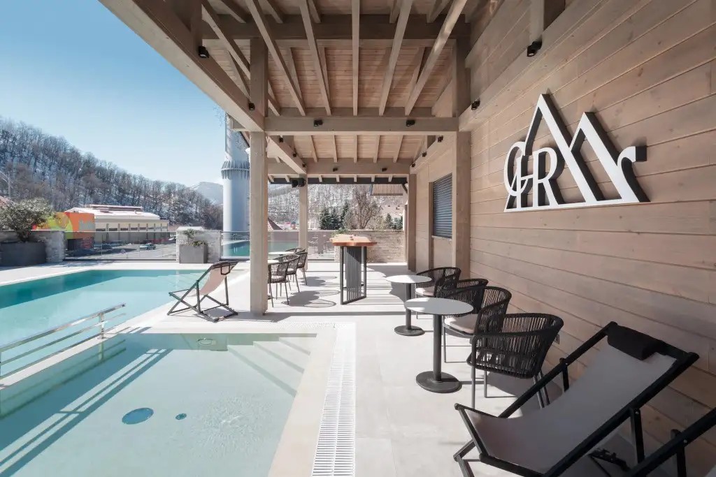 COUNTRY HILLS RESORT