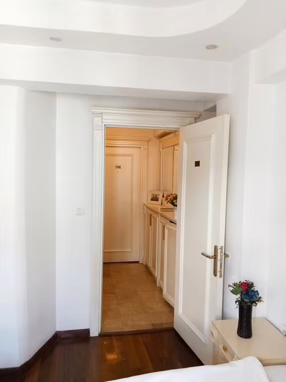 LA PETITE MAISON HOTEL