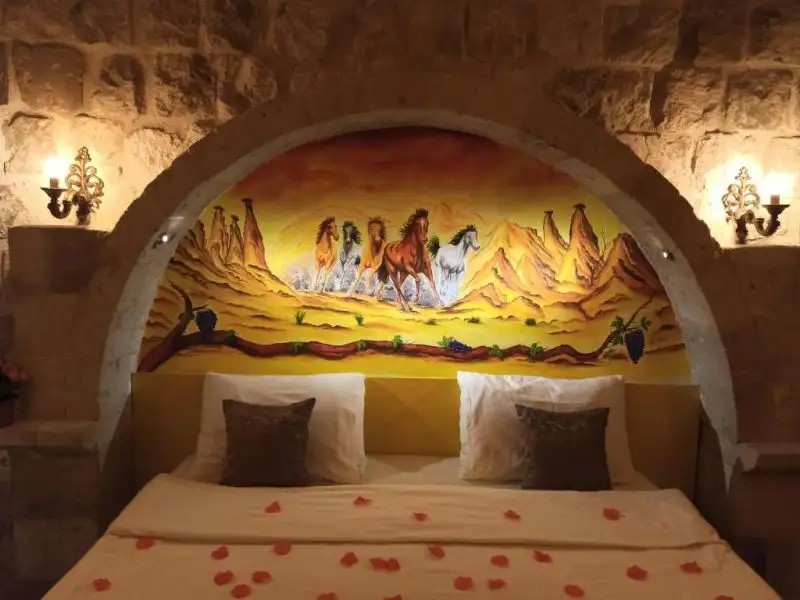 THE RED HORSE HOTEL