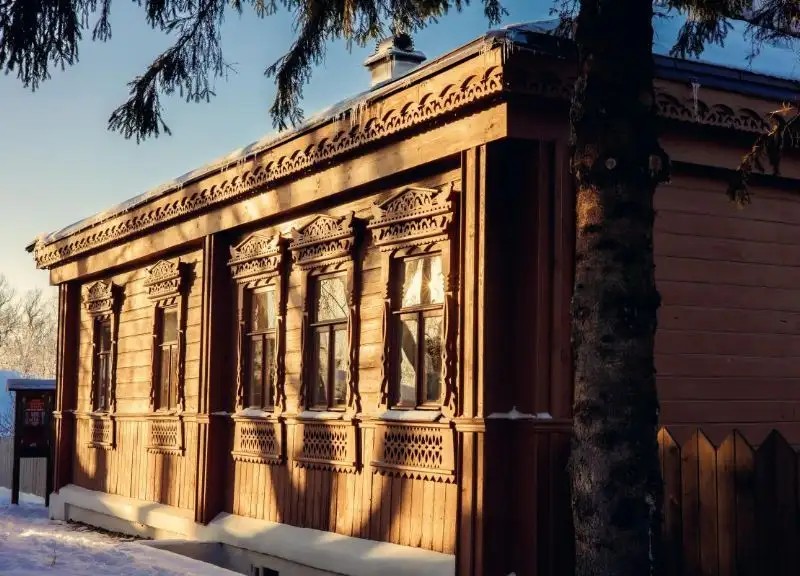 МЕДНЫЙ ДВОР