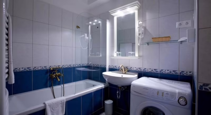 QUEENS COURT & RESIDENCE